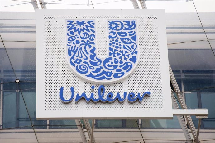 Archivo - FILED - 01 August 2017, Hamburg: The Unilever logo is seen on teh facade of teh company's Hamburg headquarters. Turnover and underlying sales have risen at British-Dutch consumer goods company Unilever Plc in the first quarter of 2023 compared