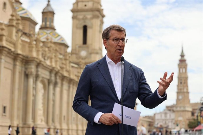 El presidente del Partido Popular, Alberto Núñez Feijóo, comparece ante los medios en su visita al Mercado Central, junto al candidato del PP a la Presidencia del Gobierno de Aragón y alcalde de Zaragoza, Jorge Azcón y la candidata del PP a la Alcaldía 