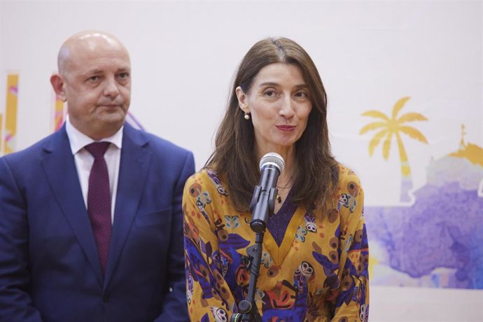 La ministra de Justicia, Pilar Llop, atiende a los medios de comunicación tras la visita institucional al ayuntamiento de Dos Hermanas, a 27 de abril de 2023 en Sevilla (Andalucía, España). La ministra de Justicia, Pilar Llop, atiende a los medios antes