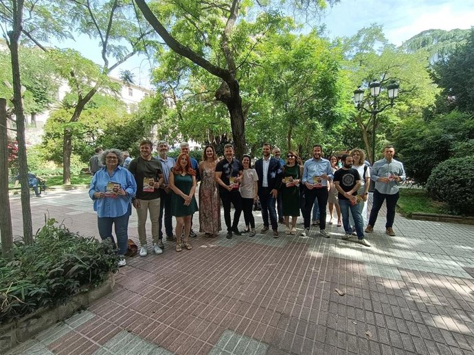 Luis Salaya y parte de la candidatura del PSOE al 28M en el Paseo de Cánovas, donde ha presentado las líneas de su programa electoral