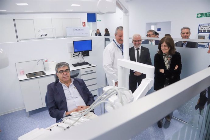 La presidenta de la UCAM, María Dolores García, conversa con el director médico de UCAM Dental Cartagena, Juan Carlos Pérez, en la zona de boxes de la clínica universitaria.