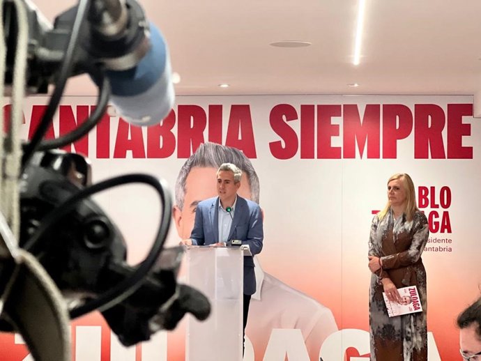 El secretario general del PSOE de Cantabria y candidato autonómico, Pablo Zuloaga, avanza algunas de las principales líneas del programa electoral de cara a las elecciones del 28 de mayo acompañado de Noelia Cobo, la número 2 de la lista