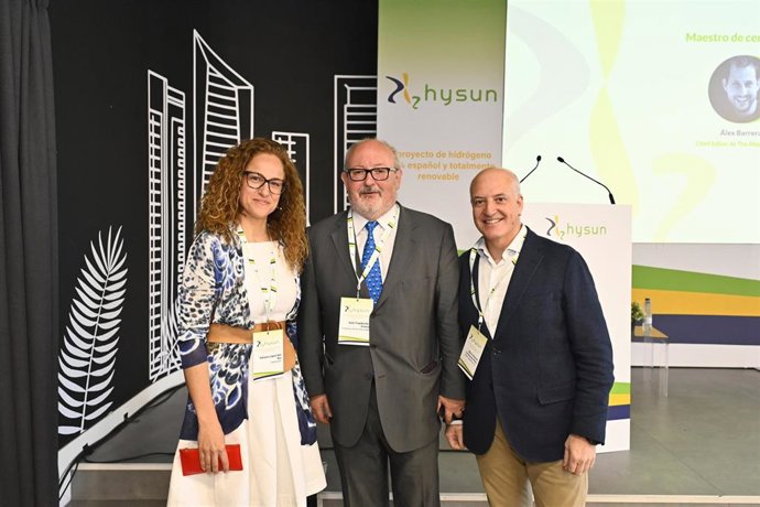 Tatiana López, CEO de Nanogap;  Joan Capdevila i Esteve, presidente de la Comisión de Industria, Comercio y Turismo del Congreso de los Diputados, y Marco Antonio Carrascosa, CEO de Hysun y de Tewer, en el evento de presentación de HySun.
