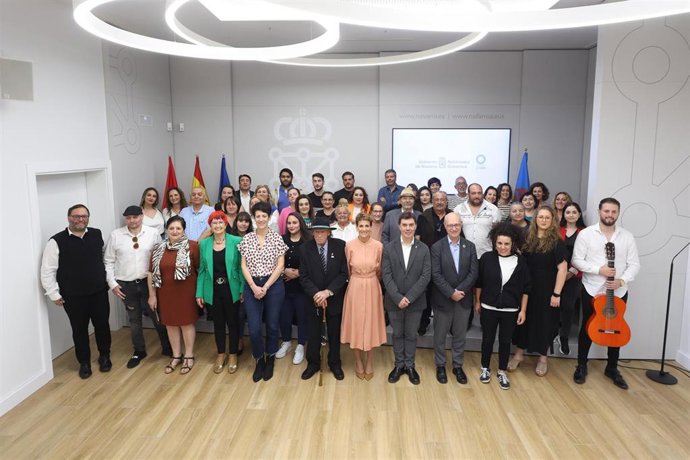 La presidenta Chivite y el resto de autoridades junto a a representantes de la asociaciones gitanas de la Comunidad foral, con motivo del Día de la Comunidad Gitana de Navarra