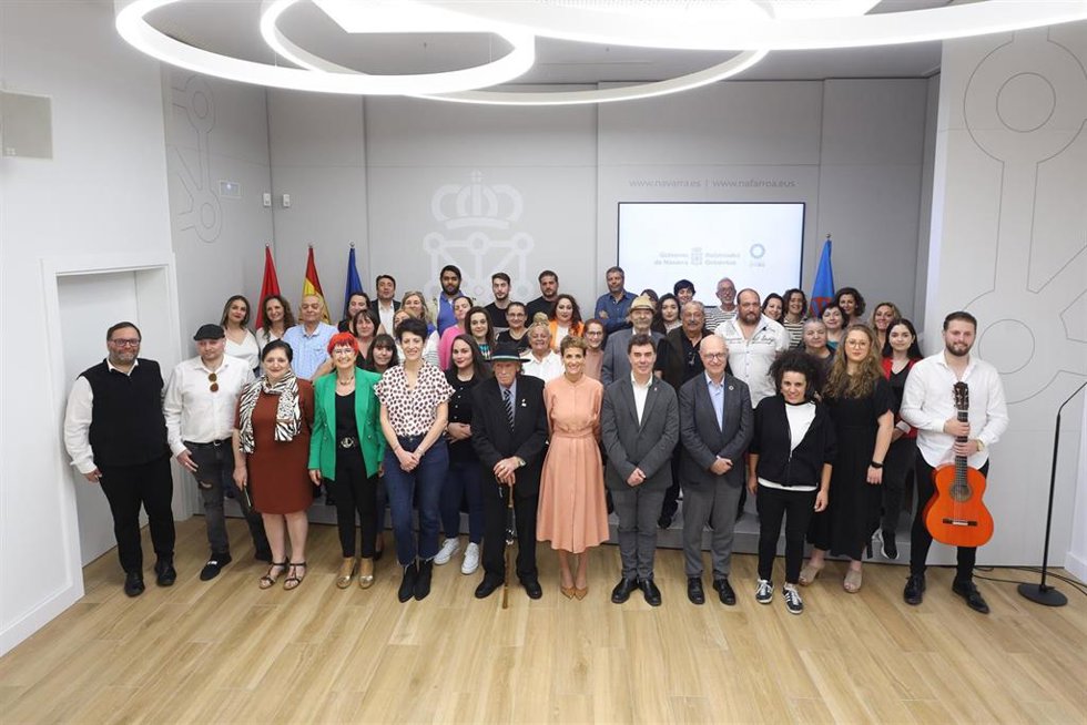 La presidenta Chivite y el resto de autoridades junto a a representantes de la asociaciones gitanas de la Comunidad foral, con motivo del Día de la Comunidad Gitana de Navarra