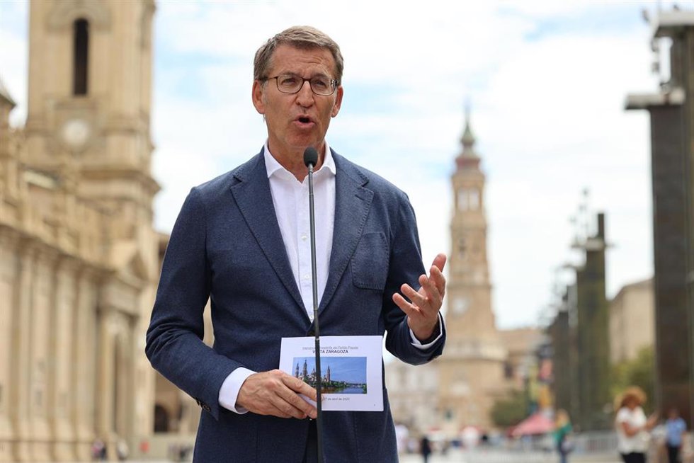 El presidente del Partido Popular, Alberto Núñez Feijóo, comparece ante los medios en su visita al Mercado Central, junto al candidato del PP a la Presidencia del Gobierno de Aragón y alcalde de Zaragoza, Jorge Azcón y la candidata del PP a la Alcaldía