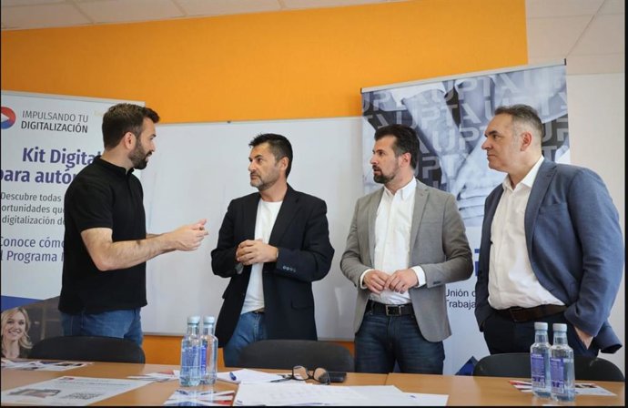 Luis Tudanca (2D) en  su reunión en Zamora.