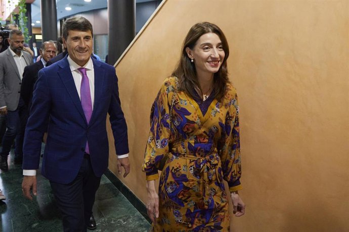 La ministra de Justicia, Pilar Llop, junto al Delegado del Gobierno en Andalucía, Pedro Fernández, este jueves en su la visita al Ayuntamiento de Dos Hermanas (Sevilla).