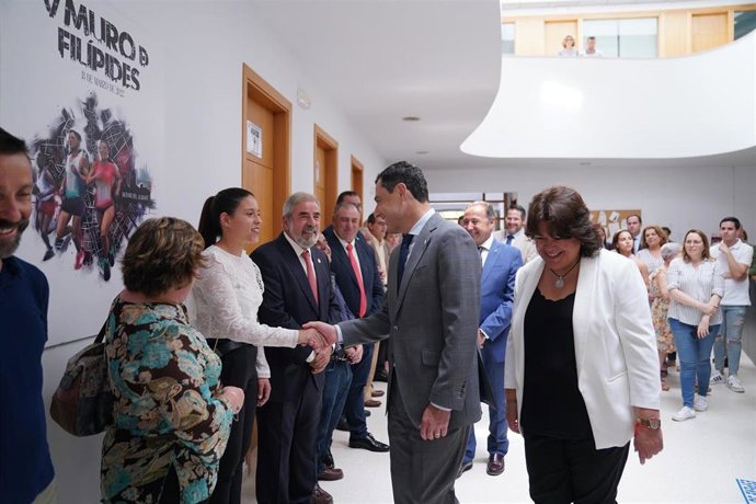 El presidente de la Junta de Andalucía, Juanma Moreno, en una visita a Huévar del Aljarafe (Sevilla).