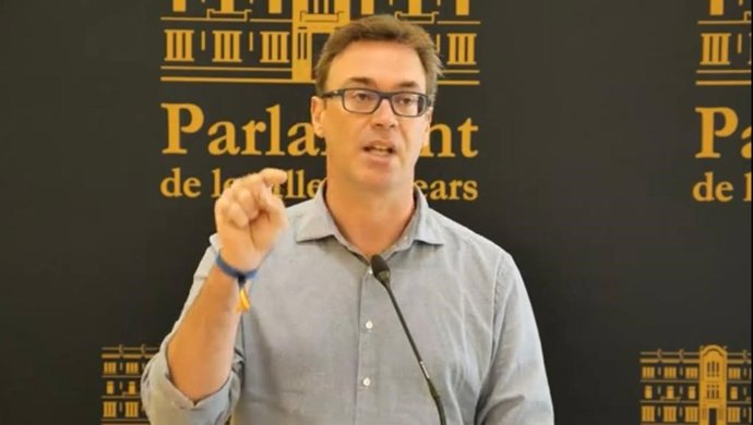 Archivo - El portavoz del PP en el Parlament, Toni Costa, en la rueda de prensa de este lunes.
