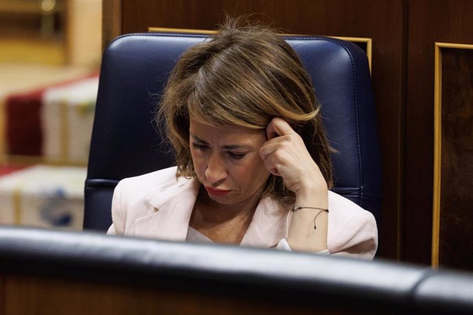 La ministra de Transporte, Movilidad y Agenda Urbana, Raquel Sánchez, durante una sesión plenaria en el Congreso de los Diputados, a 19 de abril de 2023, en Madrid (España). Durante el pleno del Congreso, el presidente del Gobierno ha informado sobre lo