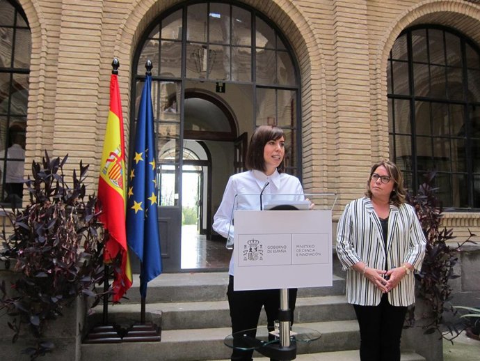 La ministra de Ciencia e Innovación, Diana Morant, y la delegada del Gobierno de España en Aragón, Rosa Serrano, en la Estación Experimental de Aula Dei, en Zaragoza.
