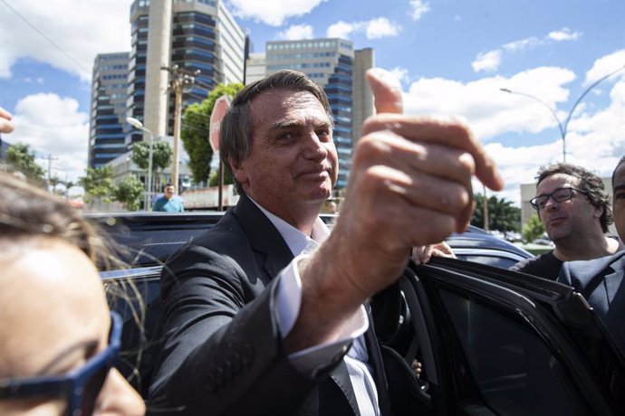 26 April 2023, Brazil, Brasilia: Former Brazilian President Jair Bolsonaro gives a thumbs-up after testifying before federal police about the storming of the government quarter by radical supporters in the capital Brasilia earlier this year. Photo: Marc