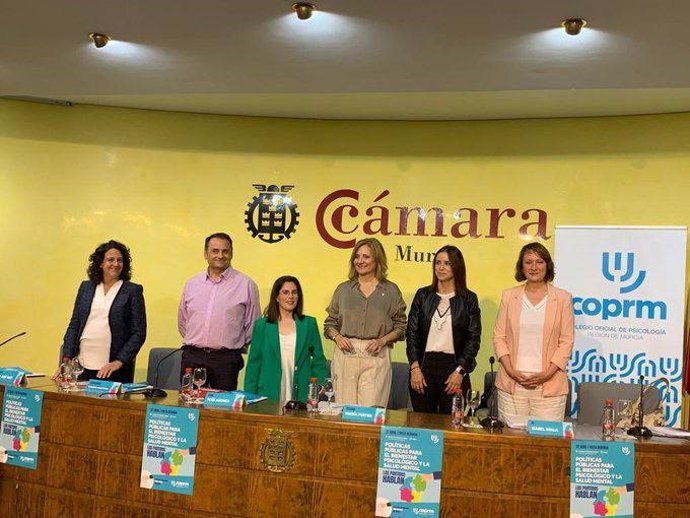 María José Ruiz (VOX); Eusebio Martínez (Ciudadanos); Toñi Atenza (PSOE); decana del Colwgio Oficial de Psicología de la Región de Murcia, María Fuster; Isabel Ayala (PP) y María Marín (Podemos)