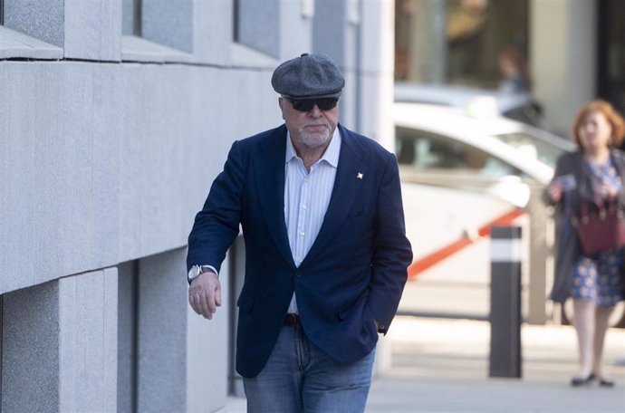 El excomisario José Manuel Villarejo a su llegada a la Audiencia Nacional, a 12 de abril de 2023, en Madrid (España). El juez de la Audiencia Nacional encargado de la instrucción de la macrocausa 'Tándem' ha citado hoy, como investigados, a José Manuel 