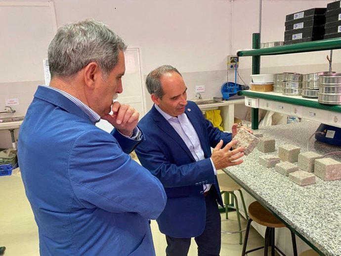 Viso (izda.), en su visita a la Escuela Politécnica Superior de Belmez.