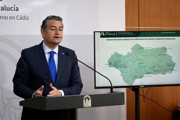 Archivo - Antonio Sanz en rueda de prensa sobre la sequía en Cádiz.