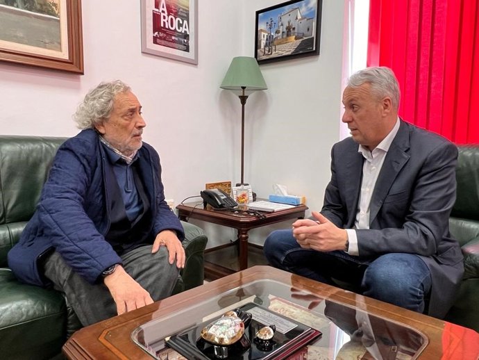 El presidente de la Diputación de Cádiz, Juan Carlos Ruiz Boix, en un encuentro con José Chamizo, presidente de la ONG Voluntarios por otro mundo