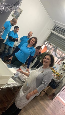 CaixaBank entrega 6.000 euros a la Asociación Zaqueo de Palma en la que sus empleados colaboran como voluntarios.