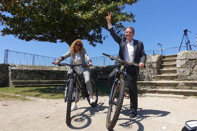 Archivo - Carmela Silva y Abel Caballero en bicicleta con motivo de la presentación de una de las pruebas de O Marisquiño 2022.