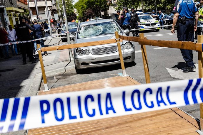 Agentes de la policía nacional custodian el coche con el que han sido atropelladas varias personas en el Paseo de Extremadura, a 27 de abril de 2023, en Madrid, (España). Dos personas han perdido la vida y otras dos han resultado heridas tras ser atrope