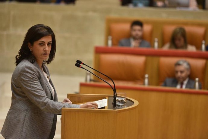 Archivo - La presidenta del Gobierno riojano, Concha Andreu, interviene en el pleno del Parlamento riojano
