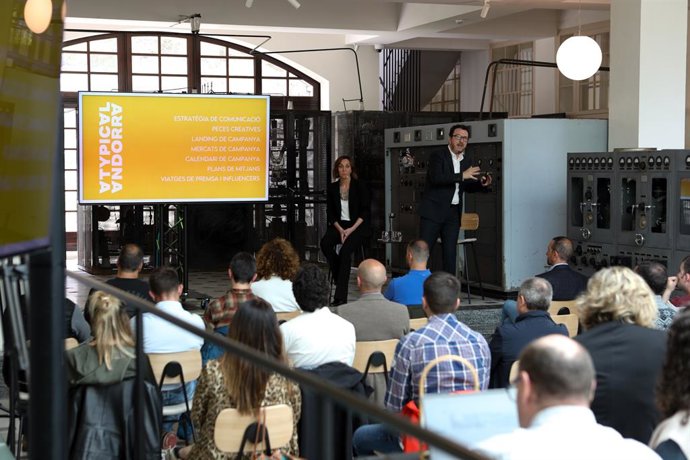 Betim Budzaku durant la presentació de la campanya turística d'estiu