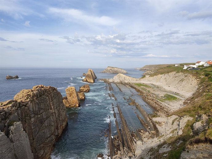 Archivo - Tramo de costa en Cabo Menor y la desembocadura del río Pas