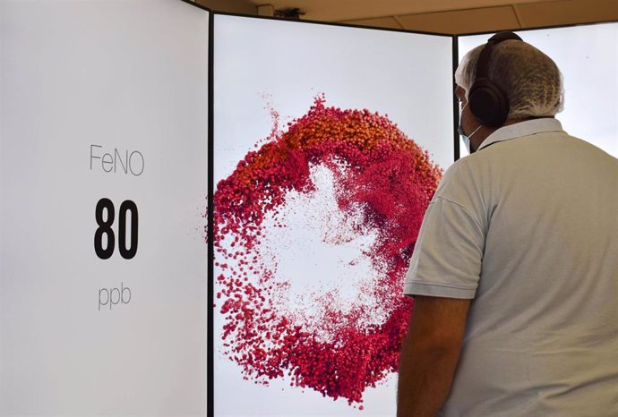 La experiencia interactiva audiovisual 'FeNOmenal Experience', diseñada para ayudar a las personas a visualizar y comprender la inflamación del asma. En Madrid (España), a 27 de abril de 2023.