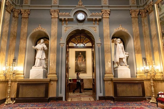Archivo - Estatuas en el Salón de Conferencias durante la primera jornada de Puertas Abiertas del Senado, a 30 de noviembre de 2022, en Madrid (España).