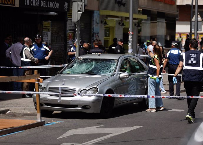 Una agente de la policía nacional toma fotografías del coche con el que han sido atropelladas varias personas, en el Paseo de Extremadura, a 27 de abril de 2023, en Madrid, (España). 
