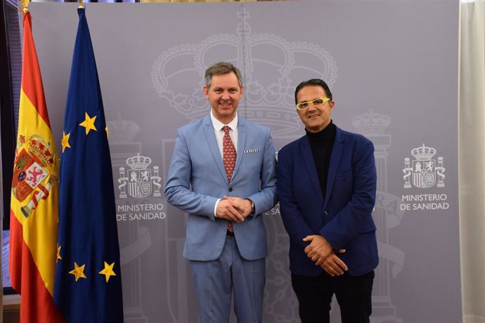El ministro de Sanidad, José Miñones, junto al presidente de FEDER, Juan Carrión, durante su primera reunión de trabajo el jueves 27 de abril de 2023