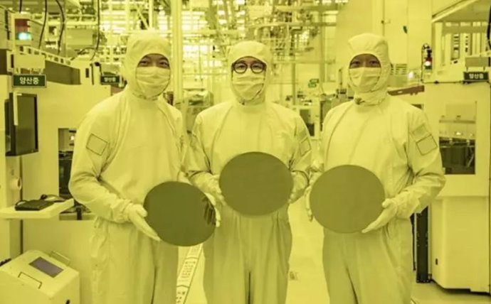 Directivos de la compañía sosteniendo obleas de 3nm en la línea de producción del campus de Samsung Electronics Hwaseong