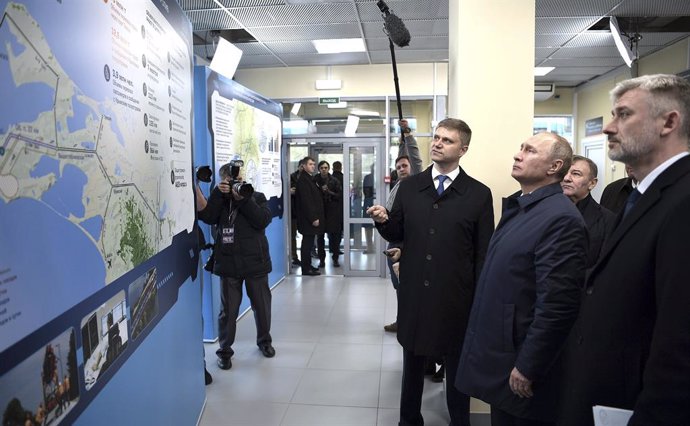 Archivo - El presidente ruso, Vladimir Putin, ante un mapa de Crimea