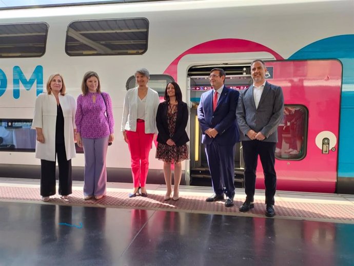 La consellera de Movilidad, Rebeca Torró, junto a representantes del Ministerio de Transportes y directivos de Ouigo en la inauguración de la puesta en marcha de la línea de alta velocidad low cost Alicante-Albacete-Madrid.