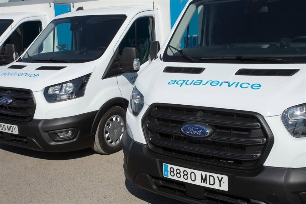 Archivo - Flota de reparto comercial de Aquaservice