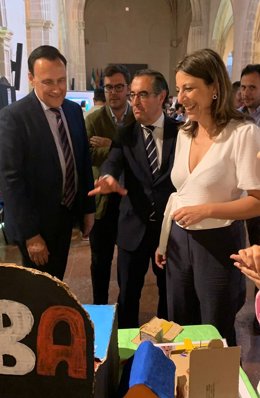 El consejero de Universidad, Investigación e Innovación, José Carlos Gómez Villamandos, ha visitado la Feria, junto a la alcaldesa de Ronda, María de la Paz Fernández.