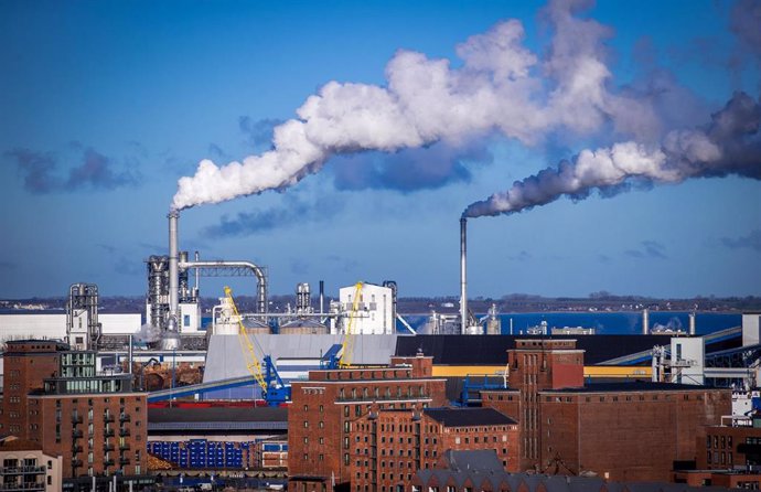 Archivo - FILED - 06 January 2022, Mecklenburg-Western Pomerania, Wismar: Smoke rises from chimneys of wood-processing industrial plants at the seaport of Wismar. The European Union wants to reduce its carbon dioxide (CO2) emissions by 55\% by 2030, compa