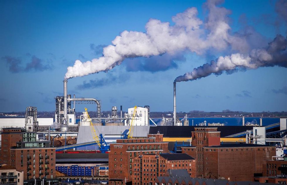 Archivo - FILED - 06 January 2022, Mecklenburg-Western Pomerania, Wismar: Smoke rises from chimneys of wood-processing industrial plants at the seaport of Wismar. The European Union wants to reduce its carbon dioxide (CO2) emissions by 55\% by 2030, com