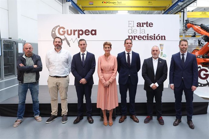 La presidenta Chivite, el consejero Cigudosa, los fundadores de Gurpea, Antxon Errea y Abel Moreno, y otros representantes de la empresa