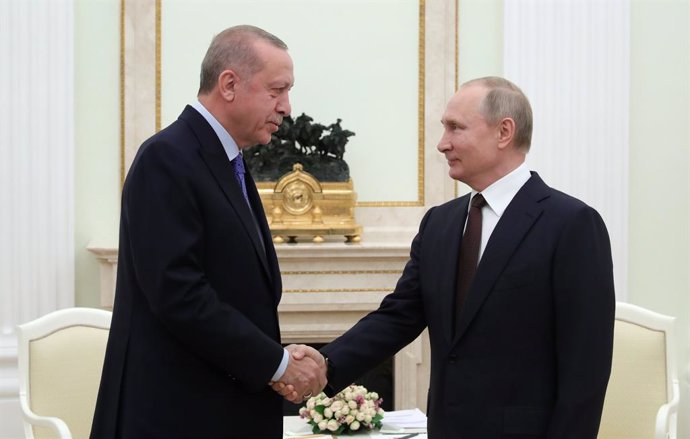 Archivo - (200306) -- BEIJING, March 6, 2020 (Xinhua) -- Russian President Vladimir Putin (R) meets with his Turkish counterpart Recep Tayyip Erdogan in Moscow, Russia, on March 5, 2020. Russia and Turkey agreed Thursday on a ceasefire in the de-escalat