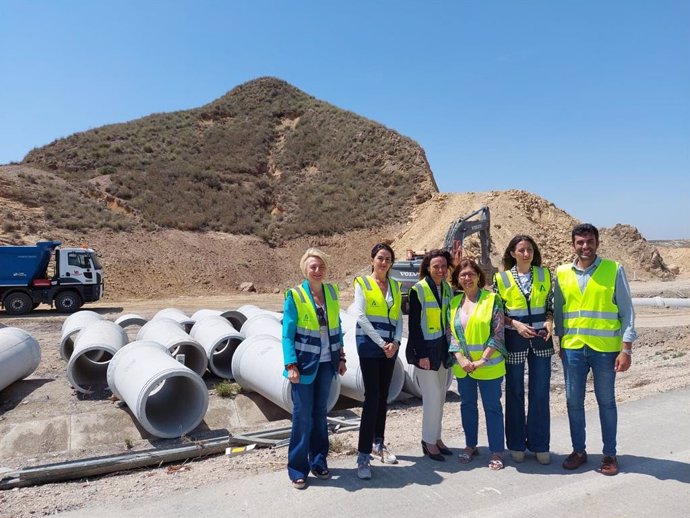 La consejera de Fomento visita las obras de la variante de Mojácar (Almería).