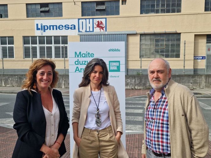 Eva López de Arroyabe, Ainize Gastaka y Natxo Urkixo de EH Bildu