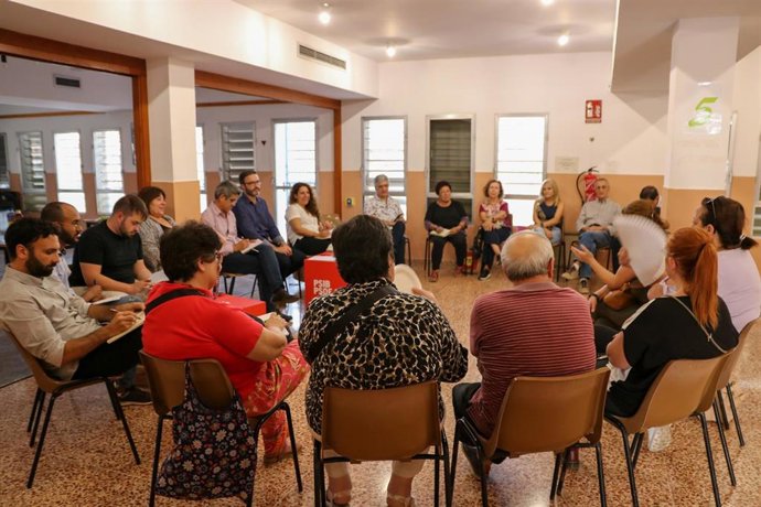 Archivo - El alcalde Palma y candidato del PSOE a las elecciones del 28M, José Hila, reunido con asociaciones vecinales para explicar sus medidas.