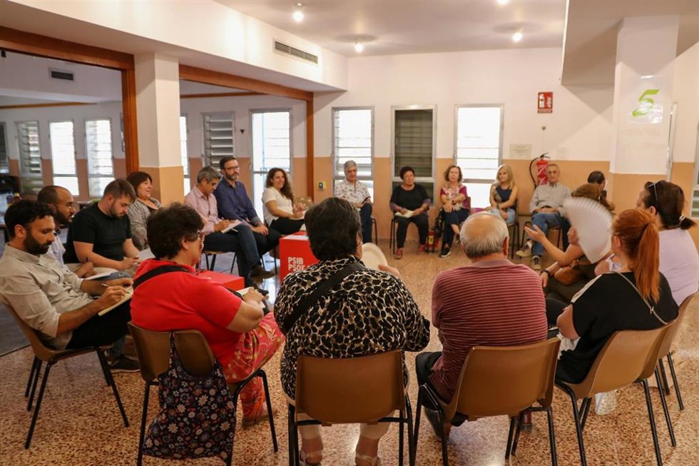 Archivo - El alcalde Palma y candidato del PSOE a las elecciones del 28M, José Hila, reunido con asociaciones vecinales para explicar sus medidas.