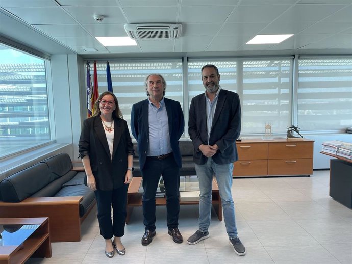 Martí March recibe a la nueva junta de Gobierno del Colegio de Doctores y Licenciados en Filosofía y Letras.