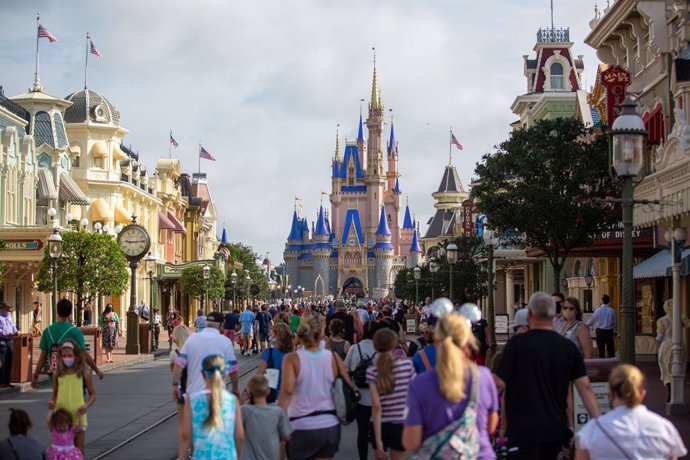 Archivo - 11 July 2020, US, Orlando: The Main Street in the Magic Kingdom is full with guests in Walt Disney World in Orlando, after it was reopened following months of closure due to the Coronavirus pandemic. Photo: Cory Knowlton/ZUMA Wire/dpa