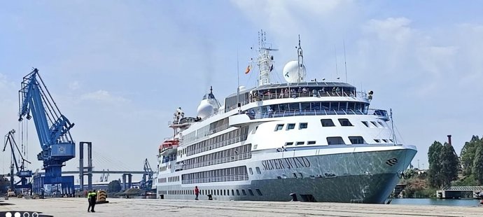 Crucero 'Silver Wind' atracado en el Puerto de Sevilla.