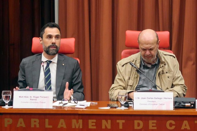 El conseller de Empresa y Trabajo, Roger Torrent, junto al presidente de la comisión de Empresa y Trabajo, Joan Carles Gallego.