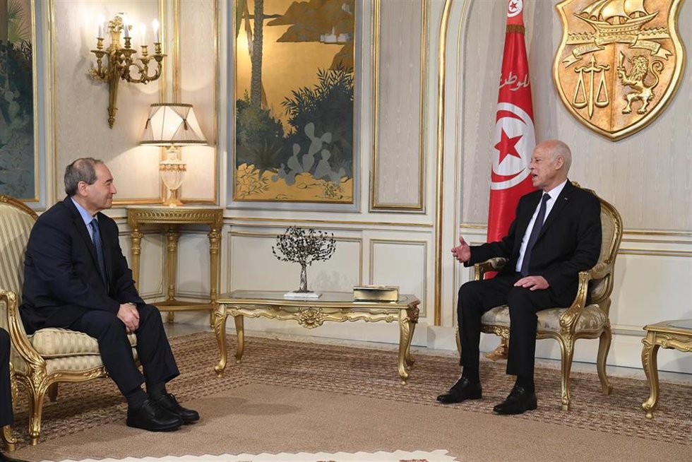 El presidente de Túnez, Kais Saied, con el ministro de Exteriores de Siria, Faisal Mekdad